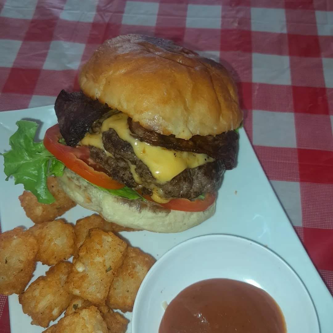 A cheeseburger served with tater tots